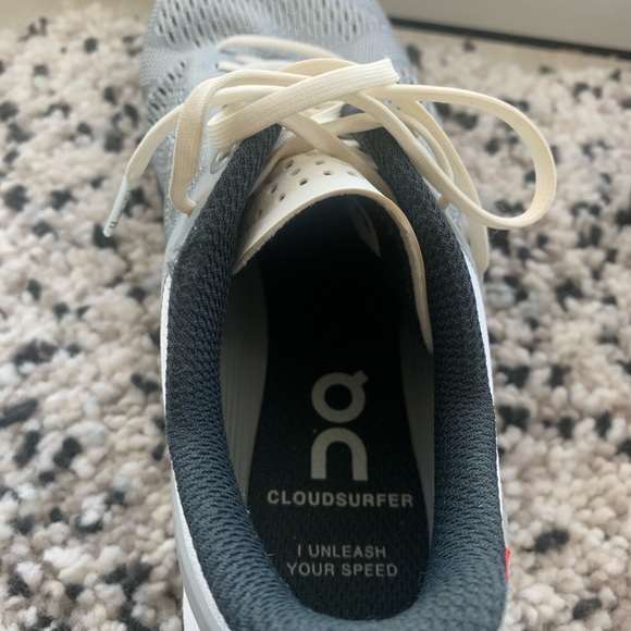 Hardly worn. ON size 7 women’s running shoes in Glacier / Black. - Picture 5 of 10